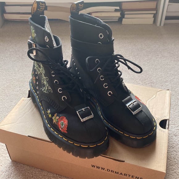 Dr. Martens Gomez Floral Embroidered Combat Boot Platform RARE - Picture 4 of 9